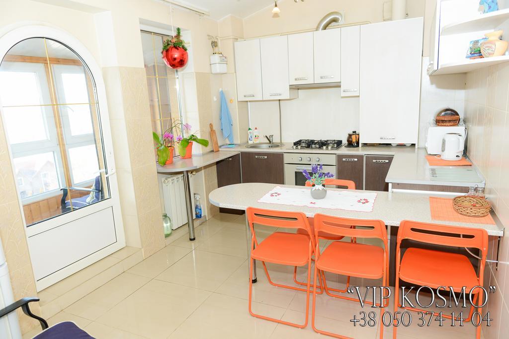 Apart Club Kosmo Apartment Chernivtsi Room photo